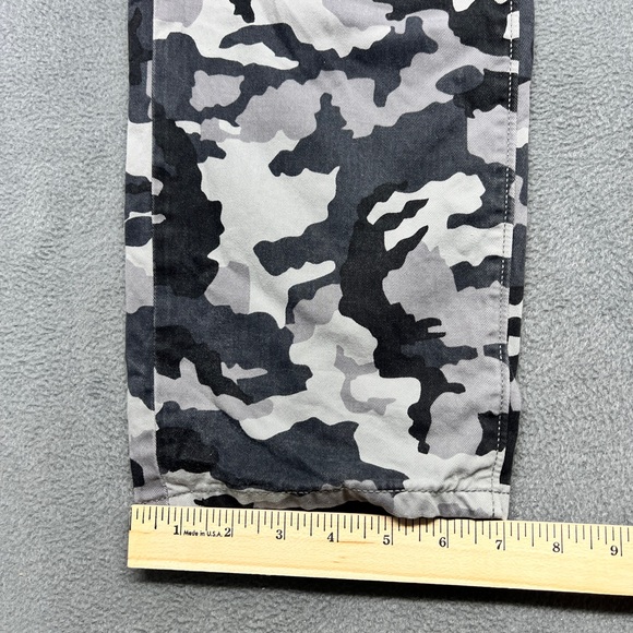 Levi's Camo Pants Black Subdued Camo Twill Straight Leg Mens Pants Size 34x30 - Picture 10 of 15